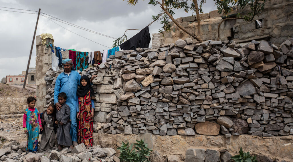 Yahyan vaimo Khaizaran kuoli synnytyksessä. Jemeniläinen isä on nyt kahdeksan lapsen yksinhuoltaja sotaa käyvässä maassa. © UNICEF/UN0318222/Alahmadi