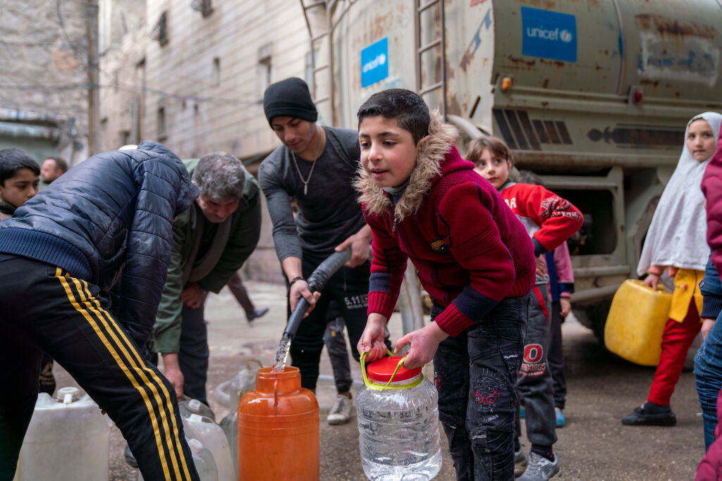 UNICEF jakaa puhdasta vettä Syyriassa.