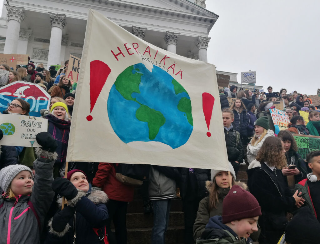 Nuoret osoittamassa mieltä imastotekojen puolesta Helsingin tuomiokirkon edustalla.