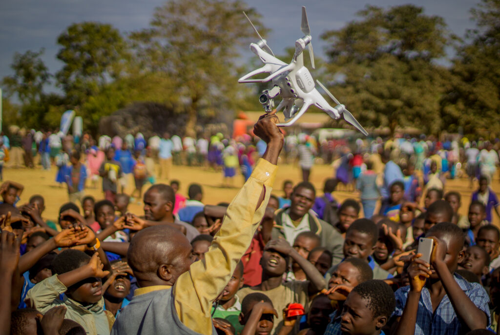 Kasungussa, Malawissa esitellään lennokkia paikallisille asukkaille. UNICEF ja Malawin hallitus ovat testanneet lennokkien hyödyntämistä humanitaarisessa avussa kesästä 2017 alkaen.