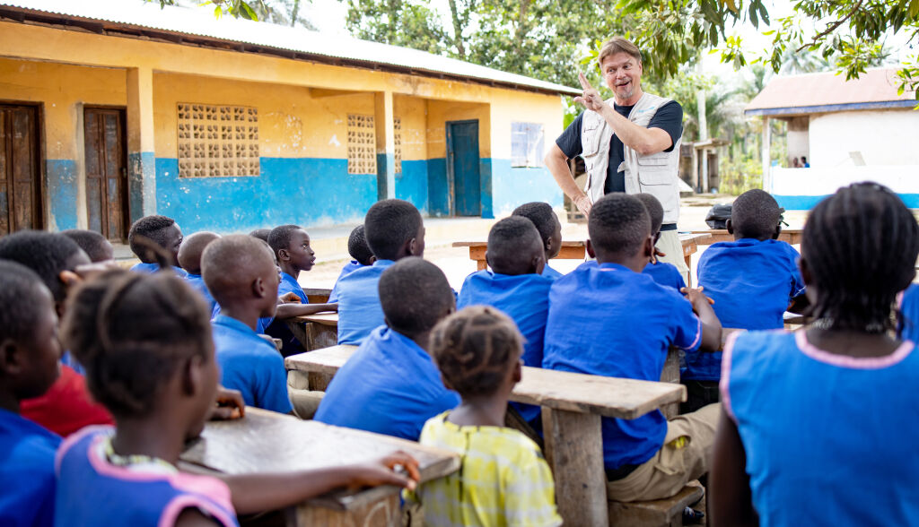 Timo Parvela puhumassa koululuokalle Sierra Leonessa.