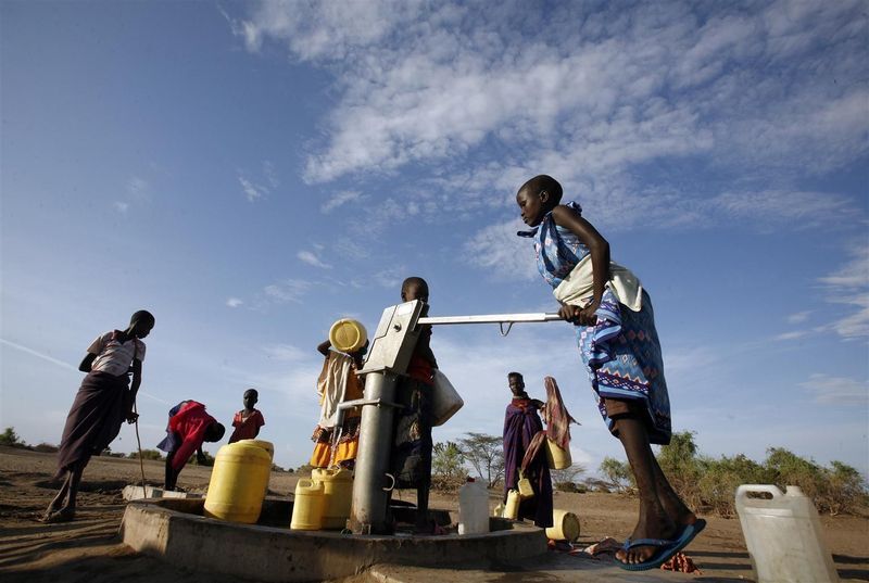 UNICEFin tuella kehitetty vesipumppu käytössä Keniassa.