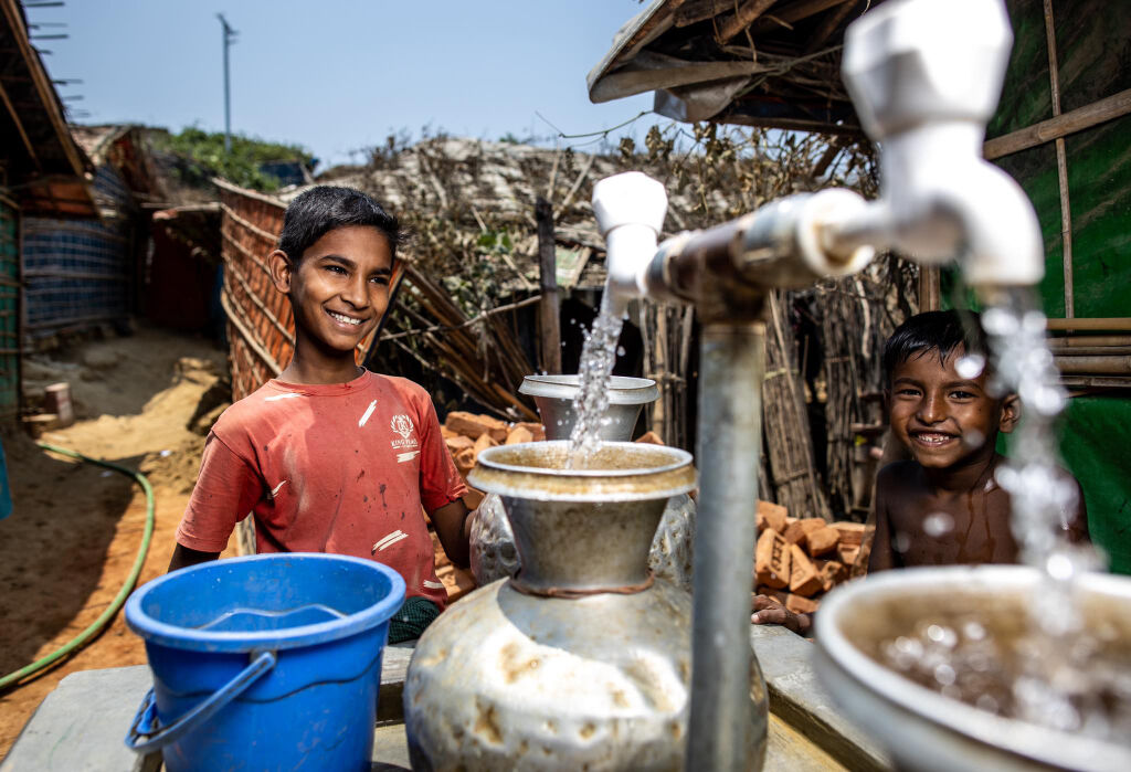 Rohingya-pakolaisiin kuuluvat pojat noutavat puhdasta vettä maailman suurimmalla pakolaisleirillä Cox´s Bazarissa, Bangladeshissa. UNICEF vastaa leirin vesihuollosta ja toimittaa vettä sadoille tuhansille pakolaisille päivittäin. © UNICEF /Bangladesh 2019/ Jari Kivelä