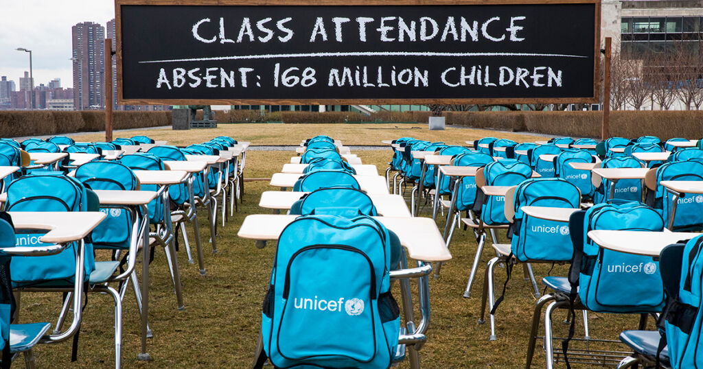 Pandemialuokkahuone-installaatio YK:n päämajan edustalla New Yorkissa. 168 tyhjää pulpettia edustavat 168 miljoonaa koulusulussa elävää lasta. Kuva: © UNICEF/UN0424366/Chris Farber/UNICEF