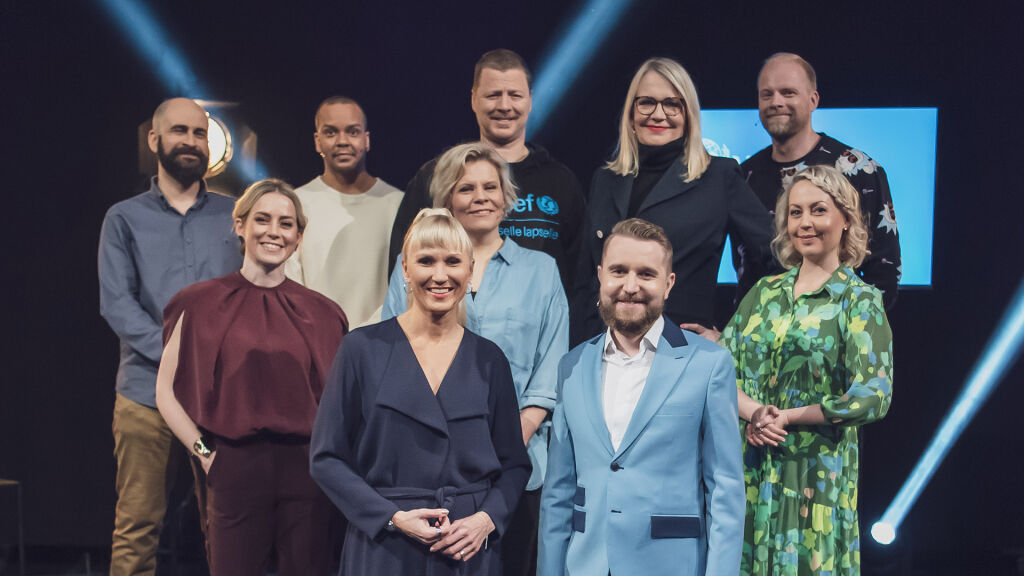 Maailman tärkeimmän illan juontajat ja lauma-panelistit.  