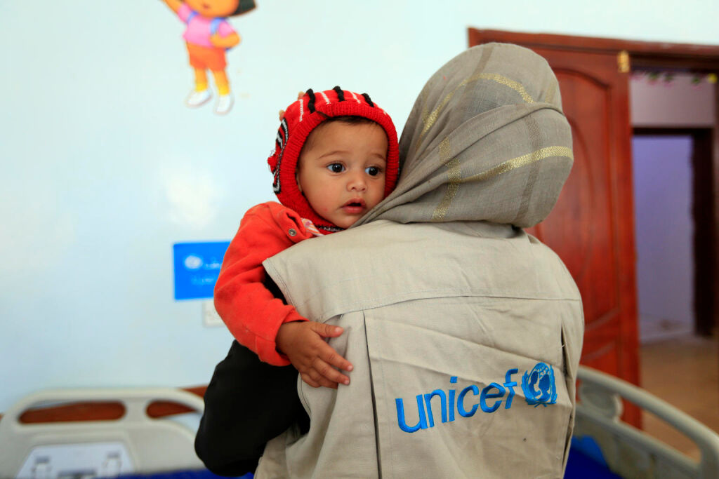 Kahdeksan kuukauden ikäinen Omar pääsi UNICEFin työntekijän syliin Jemenin pääkaupungissa Sanaassa sijaitsevassa sairaalassa tammikuun alussa. © UNICEF/UN0280851/Huwais AFP Services