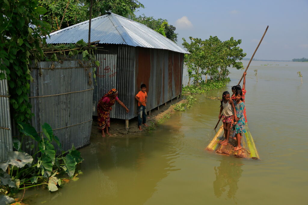 Ihmisiä etsimässä turvaa pohjoisessa Bangladeshissa elokuussa. © UNICEF/UN076394/Saeed