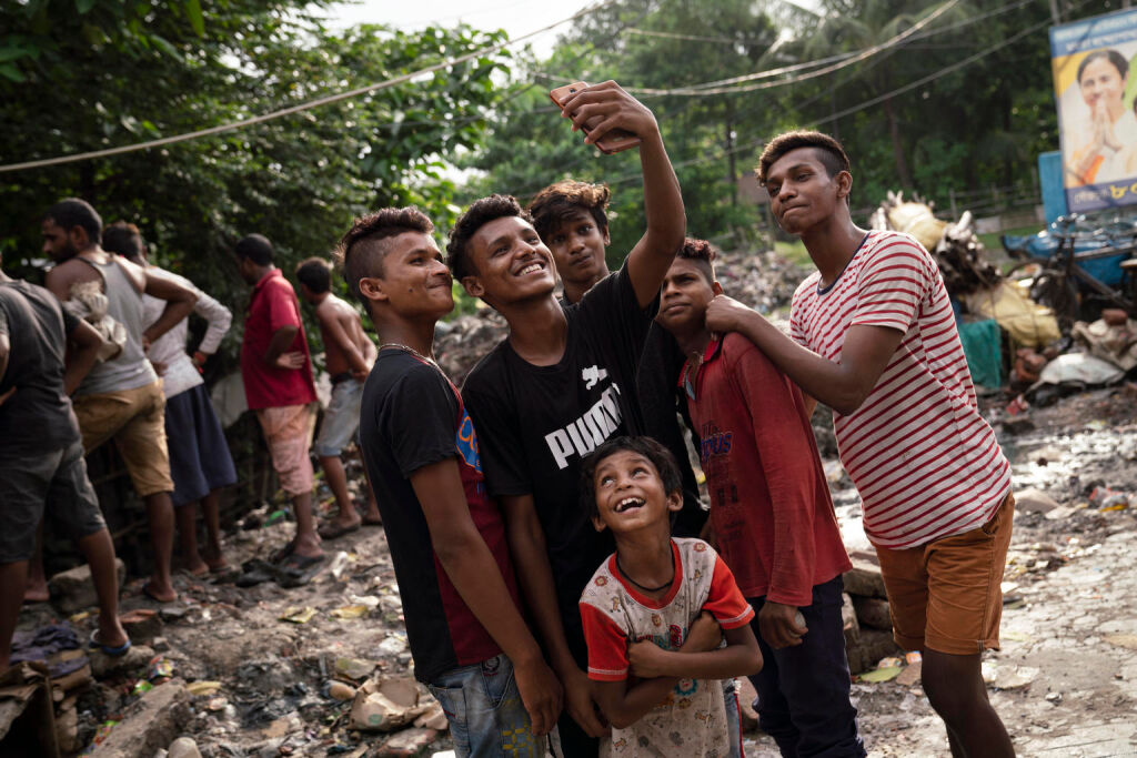 Poikia Länsi-Benglissa elokuussa 2019. UNICEF auttaa nuoria järjestämällä keskusteluryhmiä, joissa he voivat keskustella henkilökohtaisista asioistaan ja saavat tukea emotionaalisissa ja sosiaalisissa muutostilanteissa. Ryhmiä järjestetään sekä pojille ja tytöille erikseen että yhteisryhmiä. ©UNICEF UNI213183 Narain 2019