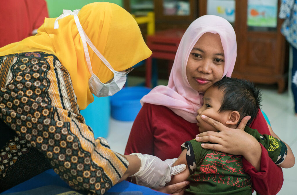 Pieni poika saa rokotteen tuhkarokkoa ja vihurirokkoa vastaan Indonesian Surabayassa. ©UNICEF/2017/van Oorsouw