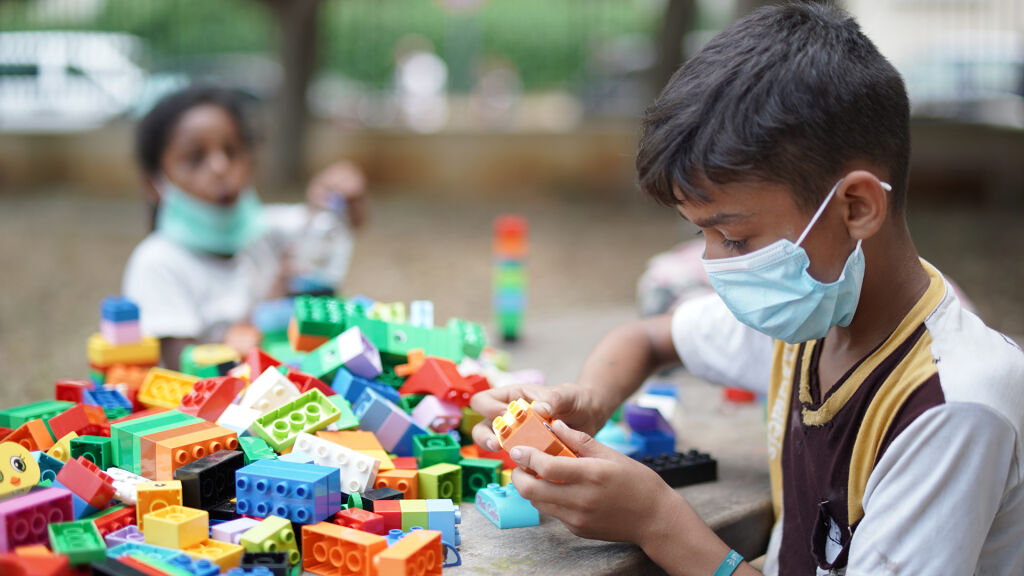 Lapset leikkivät UNICEFin järjestämässä lapsiystävällisessä paikassa Karantinan puistossa Beirutissa. Kuva: © UNICEF/UNI366088/Choufany