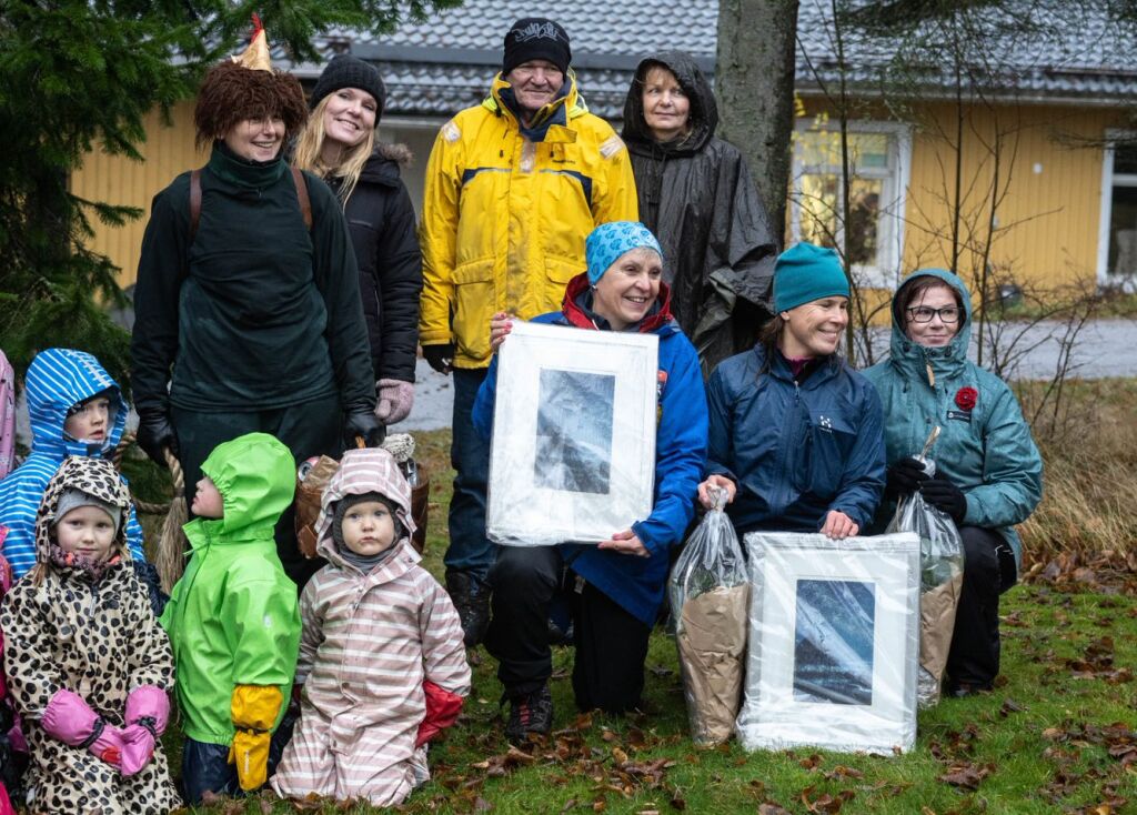 Lasten ehdoilla: Metsämörri-toiminta tukee ympäristön suojelua ja kunnioittamista. Palkinto jaettiin 19.11. Liisa-myrskyn keskellä Kauniaisissa Daghemmet Lyanissa. Metsämörri-hahmo (Lotta Söderlund, vas) johdatteli kaikki ensin metsäretkelle ja sitten jaettiin sateelta suojatut tunnustukset.