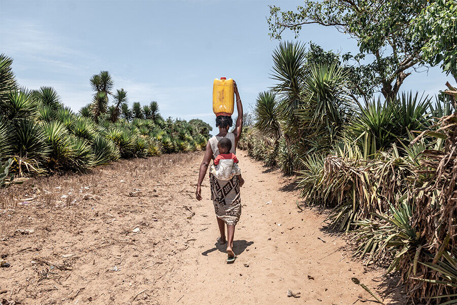 Mantaran alue, Madagaskar: Claudine joutuu joka päivä kävelemään 14 kilometriä lapsensa Valisoa Nandrasanan kanssa, jotta he saavat puhdasta vettä. Lahjoittajien tuella UNICEF voi toimittaa ratkaisuita vesiongelmiin ja pelastaa lasten henkiä. Kuva: © UNICEF/UN0406867/Andrianantenaina