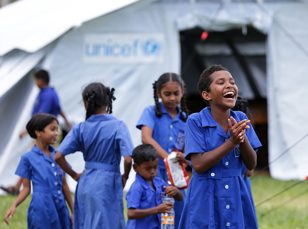 Hirmumyrsky Yasa tuhosi lasten koulun Fijillä, mutta Fiona Dawn, 12, ja hänen ystävänsä pääsivät jatkamaan opiskelua UNICEFin telttakoulussa. © UNICEF/UN0401565/Stephen/Infinity Images