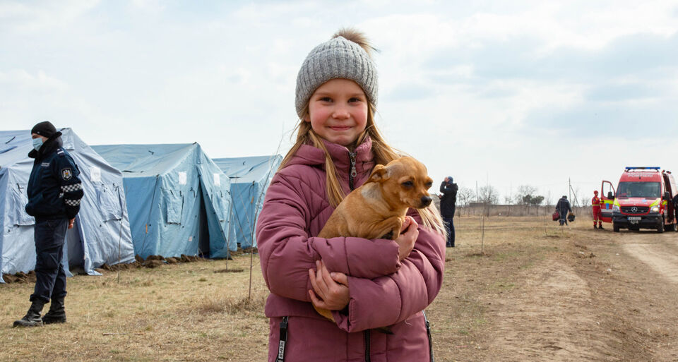 Ukrainalainen Tatiana jaksoi hymyillä kameralla tilapäisessä pakolaiskeskuksessa lähellä Palancan raja-asemaa Moldovan ja Ukrainan rajalla. © UNICEF/UN0598146/Velixar