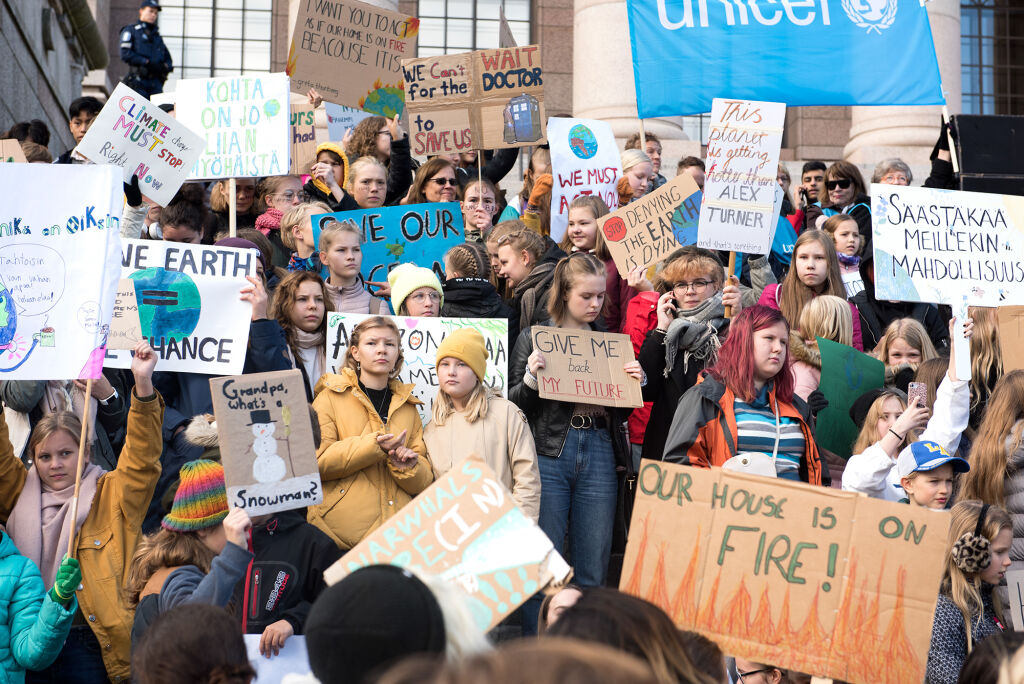 Lapset ja nuoret vaativat ilmastotekoja Helsingissä syyskuussa 2019. © UNICEF / Suomi 2019/Teemu Silván