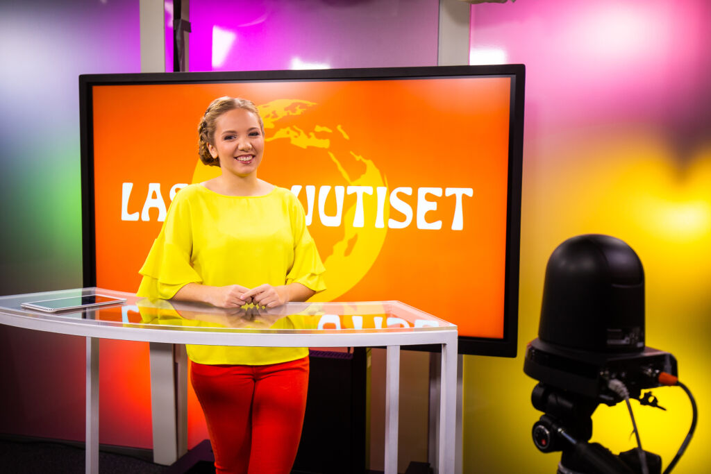 Lasten uutisten tuottaja Fanny Fröman uutisstudiossa. ©Samuli Pulkkinen/Sanoma Media Finland