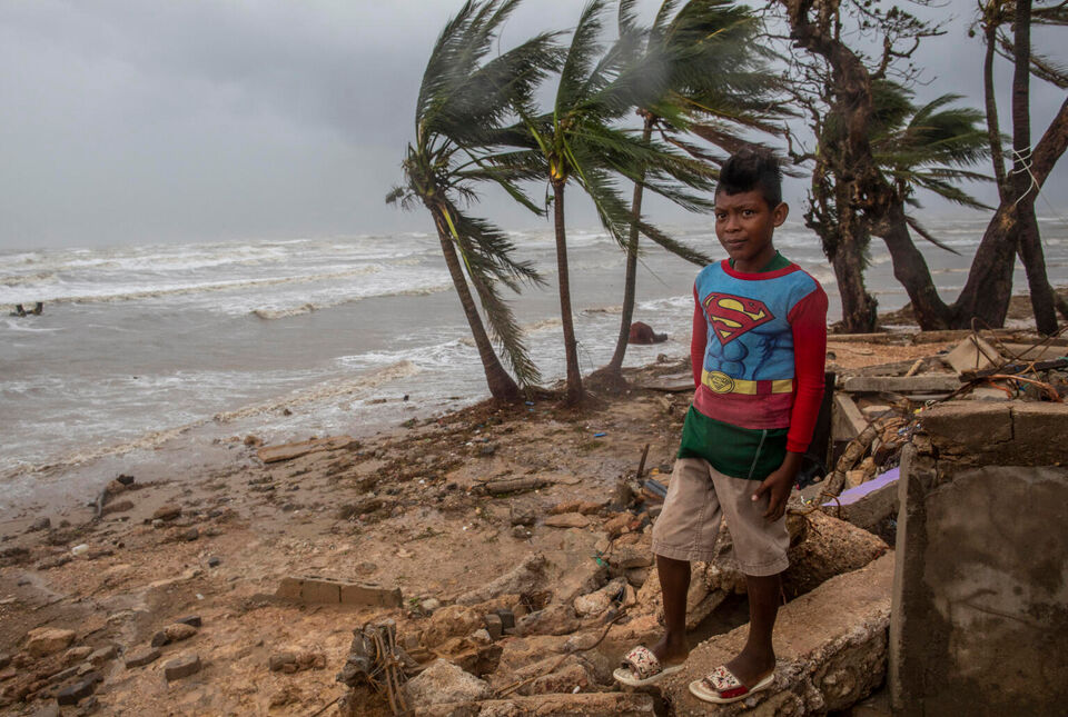 Lapsi tarkkailee hurrikaani Iotan jälkeensä jättämiä aaltoja Nicaraguan Bilwissä marraskuussa 2020. © UNICEF/UN0372815/Ocon/AFP-Services