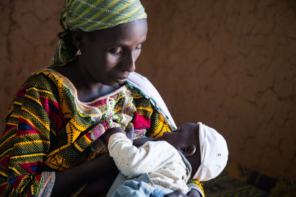 Nigeriläinen Amina Garba imettää kuopustaan. © UNICEF/UN07288/Tremeau