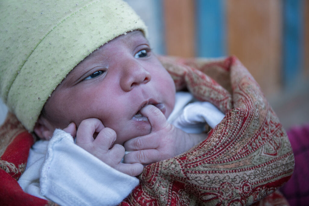 Parantunut terveydenhuolto on suurin syy lapsi- ja äitiyskuolleisuuden laskulle. Reilun kahden viikon ikäinen nepalilainen Nisha syntyi UNICEFin tukemalla kyläklinikalla koulutetun kätilön avulla. © UNICEF/UN0270412/van Oorsouw