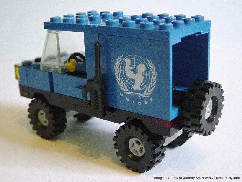 UNICEF ja LEGO ovat tehneet yhteistyötä aiemminkin. Kuvan UNICEF-auto vuodelta 1985 on kaikkien aikojen harvinaisimpia LEGO-tuotteita. Tänään se on harvinaisuus, josta pyydetään satoja euroja huutokaupoissa.