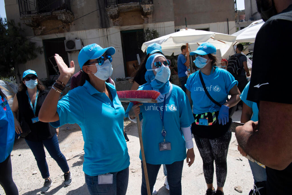 UNICEFin työntekijät ovat auttaneet Beirutilaisia siivoamaan katuja räjähdysten jäljiltä. © UNICEF/UNI357491/Gorriz/UN