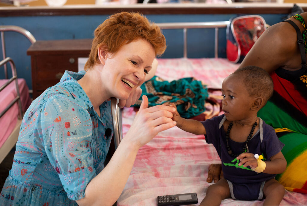 Näyttelijä Minna Haapkylän vierailu Sierra Leonen lasten luona nähdään syksyllä. ©UNICEF/Sierra Leone/Eija Wallenius