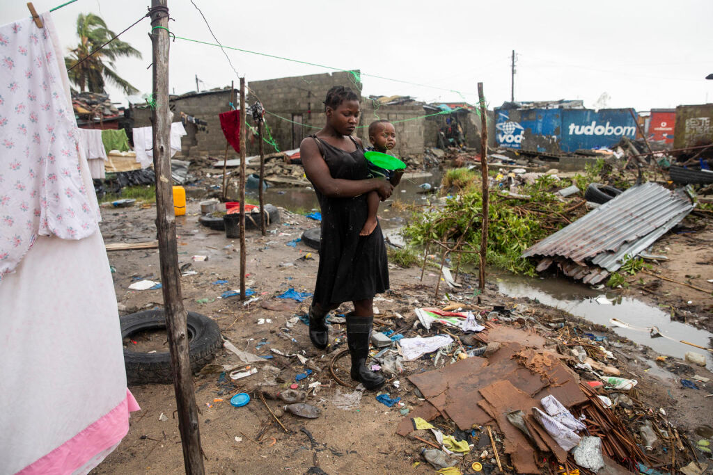 Mosambikilainen Cecilia Borges kantaa lastaan Fernandino Armindoa hirmumyrsky Idain tuhoamassa Beiran rannikkokaupungissa 20. maaliskuuta. © UNICEF/UN0290284/de Wet AFP-Services