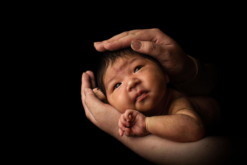 Kaksi viikkoa vanha Uuriintsolmon voi hyvin. Äiti Bayarmaa pitelee pienokaista käsissään kotonaan Murunissa Mongoliassa. UNICEFin tuella heidän luonaan on käynyt hoitaja auttamassa vastasyntyneen lapsen hoitamiseen liittyvissä kysymyksissä. © UNICEF/UN0188813/Njiokiktjien 