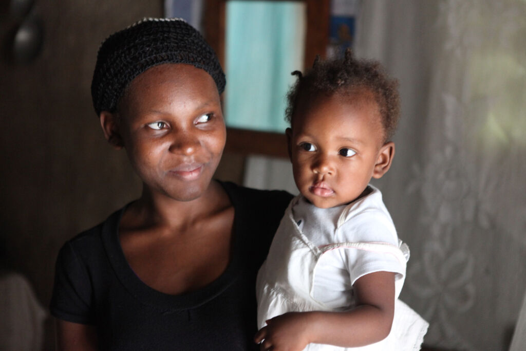 Haitilainen Maria on saanut tyttärelleen Amonikalle tarvittavat jäykkäkouristusrokotukset. Haiti on yksi niistä maista, joista tautia ei vielä ole saatu hävitettyä. © UNICEF/UNI155893/Vardy