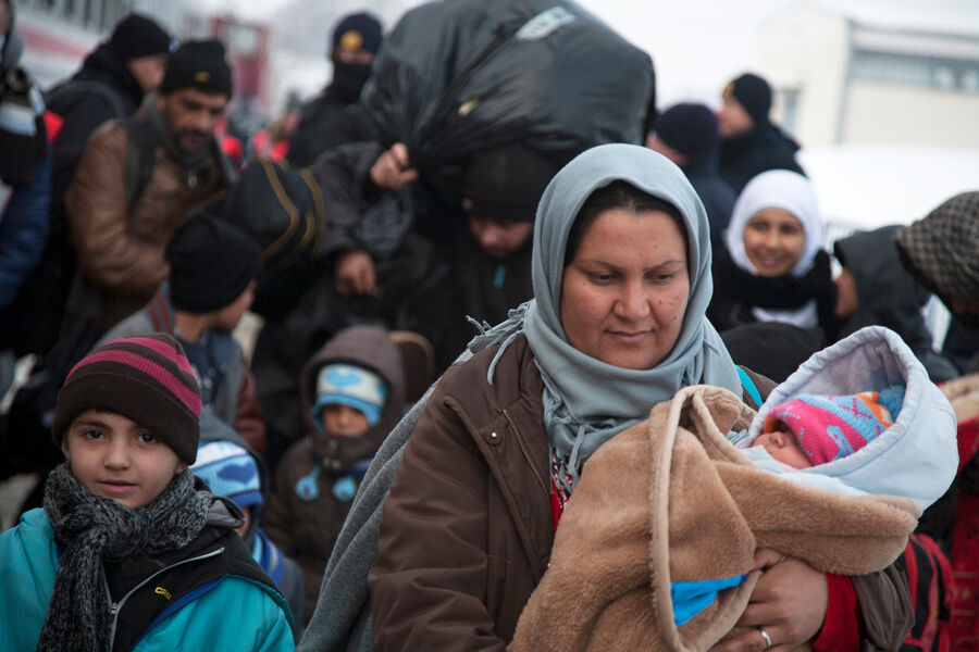 Pakolaisia saapumassa Slavonski Brodin väliaikaiseen majoituskeskukseen Kroatiassa. Keskuksen kautta kulkee päivittäin 3 000 pakolaista, joista lähes 1 000 on lapsia. © UNICEF/UN07709/Kljajo