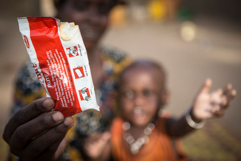 Nouhoum Hamar kurkottelee kohti lisäravinnepussia, joka sisältää maapähkinätahnaa. Malissa Suomen valtion lahjoittaman kaltainen perusrahoitus turvasi UNICEFin ravitsemusohjelman toteuttamisen ja 6000 aliravitun lapsen hoidon.