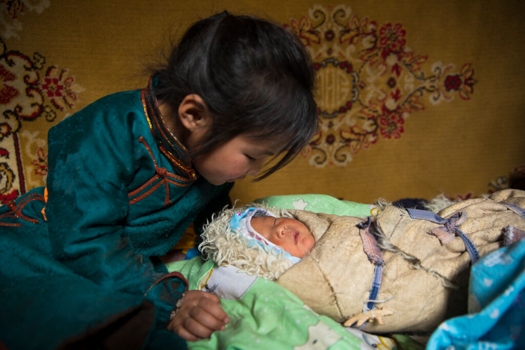 UNICEF työskentelee eri puolilla maailmaa, jotta vastasyntyneillä olisi paremmat mahdollisuudet selvitä hengissä. Mongoliassa tapasimme Batyargal Margadman (4 vuotta) katselemassa uutta pikkusiskoaan Sugarmaa Batjargalia (8 päivää). UNICEF on kouluttanut alueen äitejä lastenhoidossa vuodesta 2014 lähtien. © UNICEF/UN0198622/Njiokiktjien VII Photo