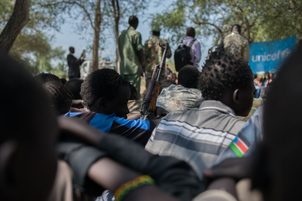 Aseet kerättiin pois Cobra-ryhmään kuuluneilta lapsisotilailta keskiviikkona. © UNICEF/UN037267/Lomodong