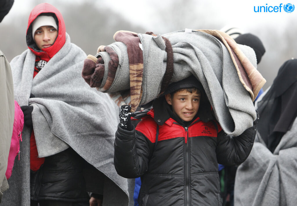 Nuori poika huopineen Serbian Miratovacissa, jossa turvapaikanhakijat voivat levähtää ennen pakomatkan jatkumista. © UNICEF/UN08799/Vas