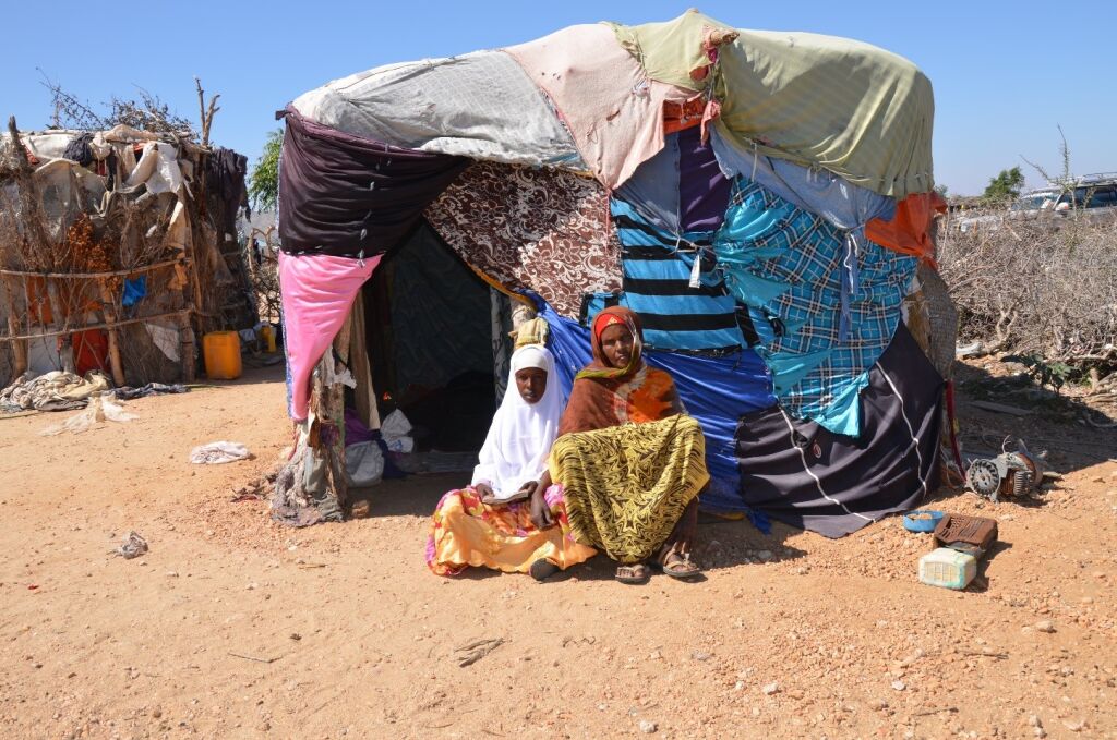 Lasten tilanne Somaliassa paranee koko ajan. Kaksitoistavuotias Shab'aan vietti aiemmin päivänsä paimentaen vuohia rinteillä, mutta nyt hän on pääsyt UNICEFin tukemaan kouluun Somalimaassa. Kuvassa Shab'aan äitinsä kanssa heidän kotinsa edessä. © UNICEF/PFPG2015-3535/Sarman