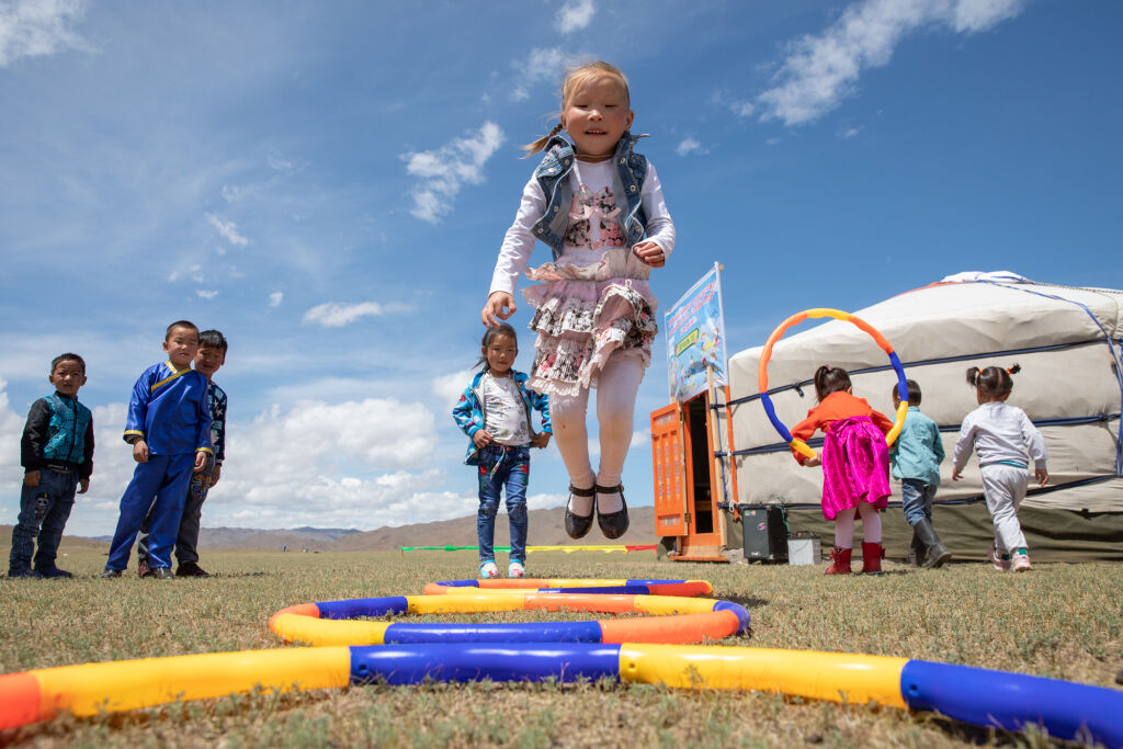 Lapset leikkivät UNICEFin rahoittaman siirrettävän päiväkodin edustalla Bayankhongorin provinssissa Mongoliassa. Päiväkoti toimii perinteisessä jurtassa ja tarjoaa laadukasta varhaiskasvatusta paimentolaisperheiden lapsille. © UNICEF/UN0220811/Matas