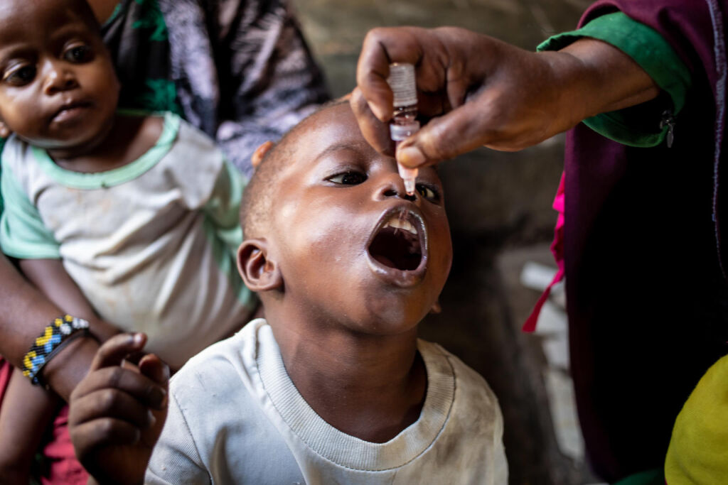 Lapsi saa poliorokotteen Mogadishussa, Somaliassa. Koronapandemian aikana on äärimmäisen tärkeää varmistaa rokotuskampanjoiden ja muiden terveyspalvelujen toiminta. © UNICEF/UN0358434/Taxta  