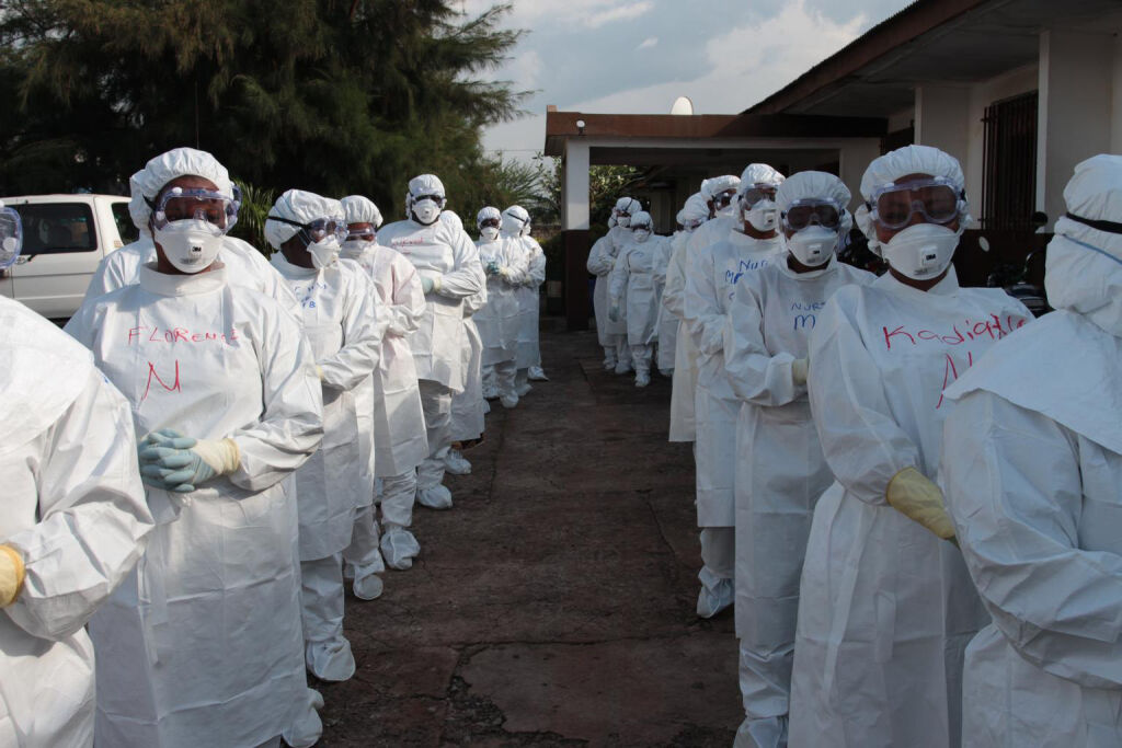 UNICEF on toimittanut useita tonneja avustustarvikkeita Länsi-Afrikan ebola-alueille. Kuvassa ebolahoitajia suojavarustuksessa Makenin kaupungissa Sierra Leonessa. © UNICEF/NYHQ2014-3004/James