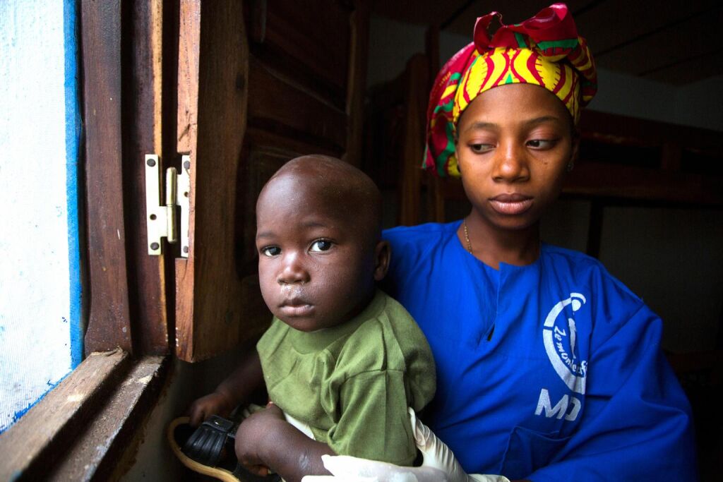 1,5-vuotias Tamba Manzare menetti äitinsä ebolalle. Kuvassa hän on UNICEFin tukemassa hoitokeskuksessa. © UNICEF/NYHQ2015-0139/Naftalin