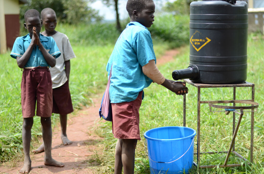 UNICEF toteuttaa yhdessä yliopistojen ja yritysten kanssa UniWASH-hanketta, jossa kehitetään vesi- ja sanitaatioratkaisuja koululaisille Ugandassa. Koneen säätiön rahoittama tutkimus tarkastelee myös tätä hanketta ja sen oppeja. © Martta Kaskinen