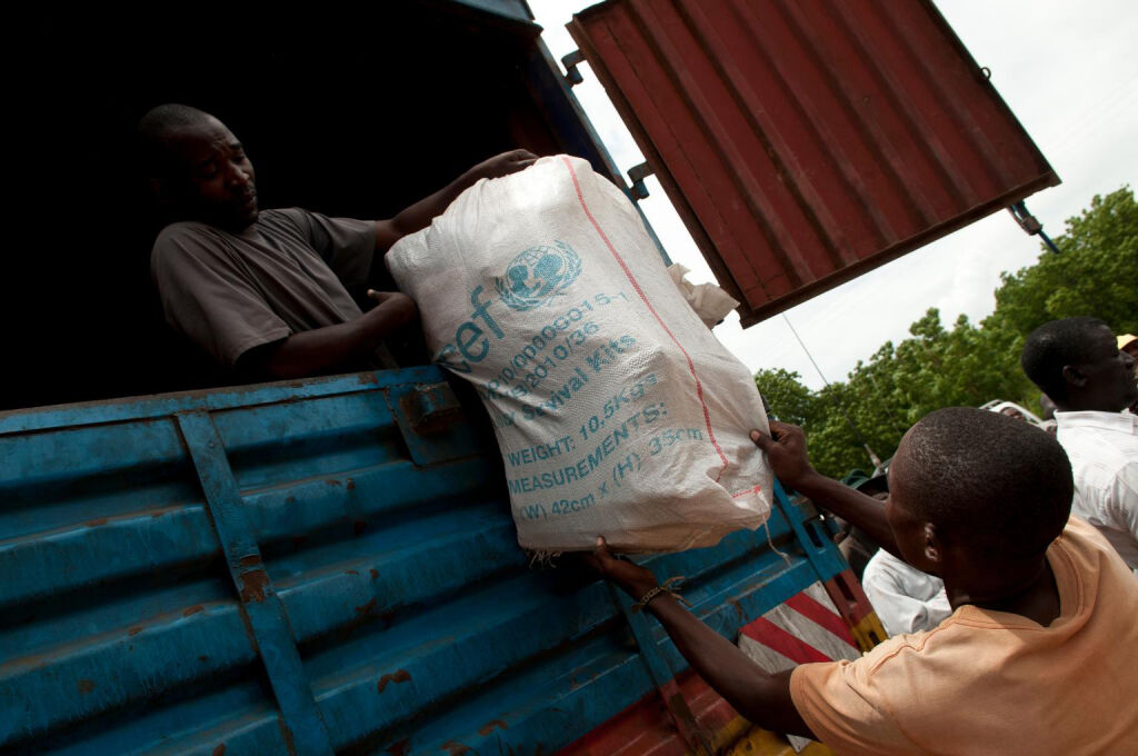 UNICEF on toimittanut hätäaputarvikkeita tulvista kärsiville ihmisille. © UNICEF/NYHQ2015-0156/van de Merwe