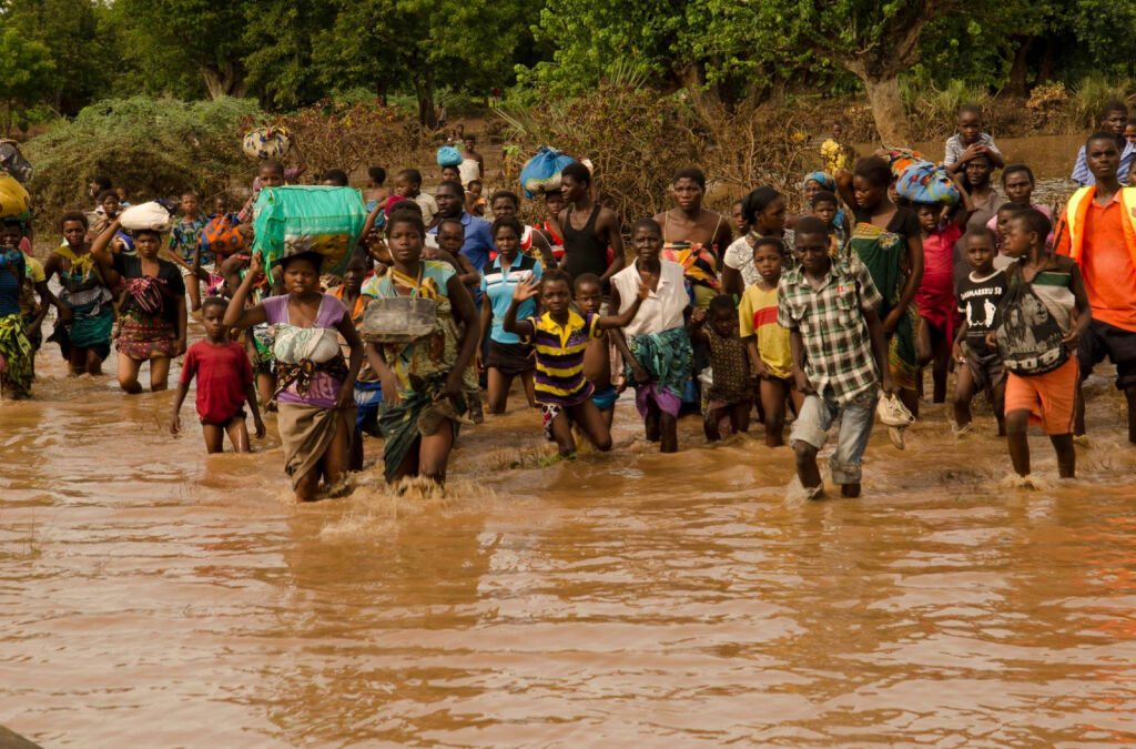 Tulvien saartamiksi joutuneita ihmisiä juoksemassa Malawin puolustusvoimien pelastusveneeseen. © UNICEF Malawi/2015/van der Merwe