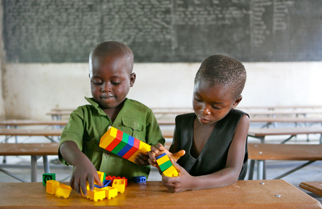 Lapset leikkivät Shirichenan koulussa, Mhondorossa, noin 60 kilometrin päässä Zimbabven pääkaupungista Hararesta. © UNICEF/ZIMA2011-00015/Pirozzi