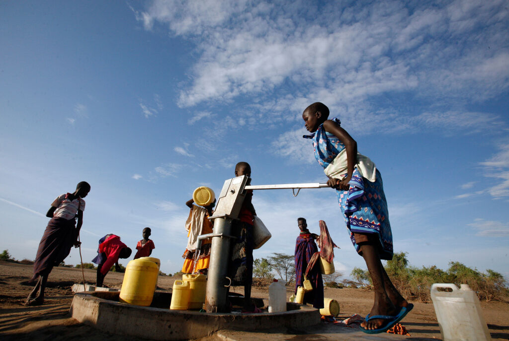 Puhdas vesi on elinehto. Kuvassa lapset ovat hakemassa vettä Kerion kylän lähellä Pohjois-Keniassa. © UNICEF/NYHQ2011-1305/Njuguna