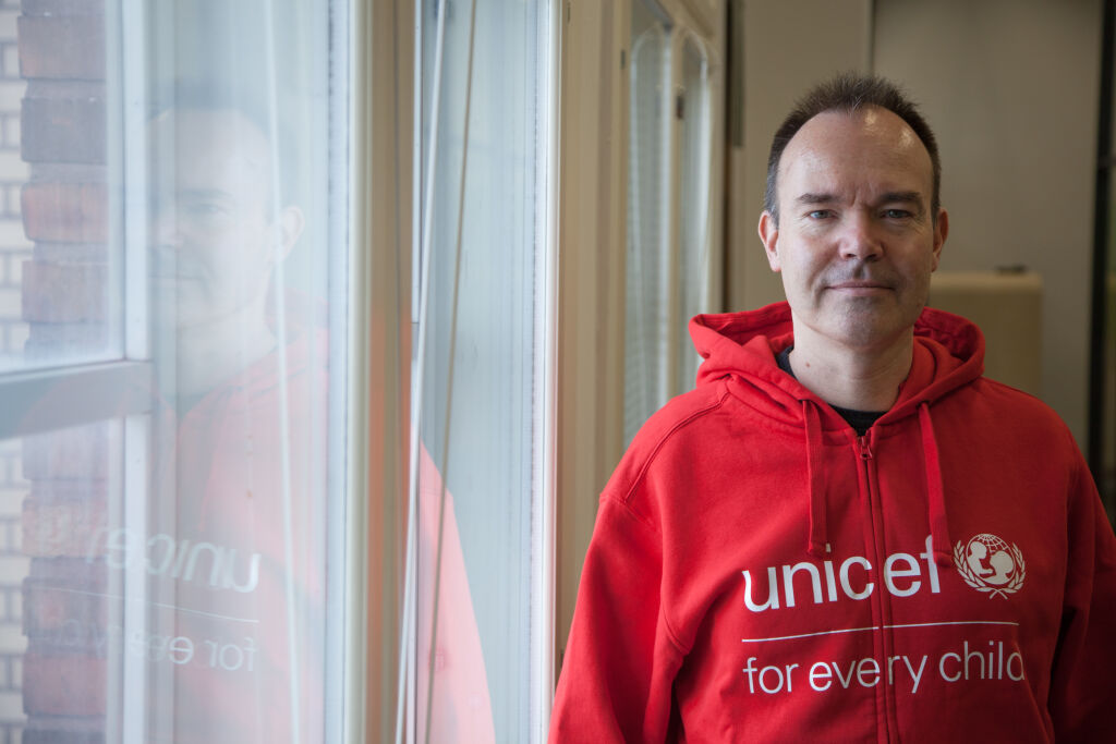 Peter Vesterbacka vaihtoi hupparia ja lähti mukaan Suomen UNICEFin kampanjaan, joka kannustaa lahjoittamaan prosentin osingoista maailman lasten koulutukseen.