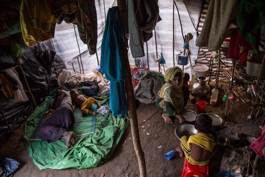 Perheet elävät vaikeissa oloissa Kutupalongin leirillä Bangladeshissä. © UNICEF/UN0142609/LeMoyne