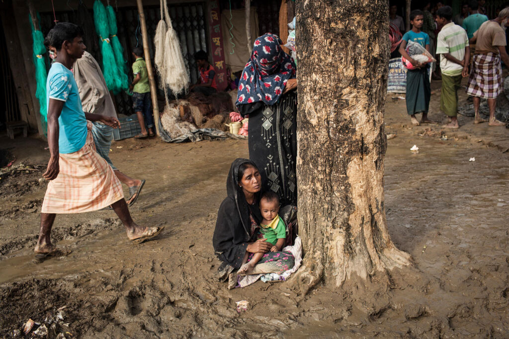 Nainen ja lapsi rohingya-vähemmistöön kuuluvien leirillä Cox's Bazarin kaupungissa Bangladeshissa. © UNICEF/UN0120425/Brown