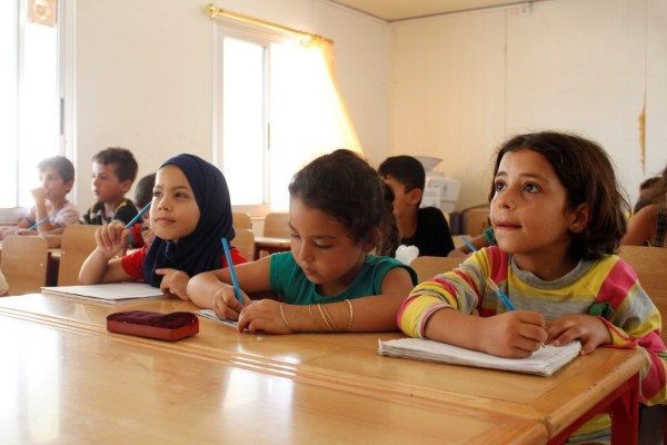 Neljäsluokkalaiset oppilaat koulussa Al Karnakin leirissä Tartousin kaupungissa Syyriassa. Kuva: © UNICEF/UN013173/Saker