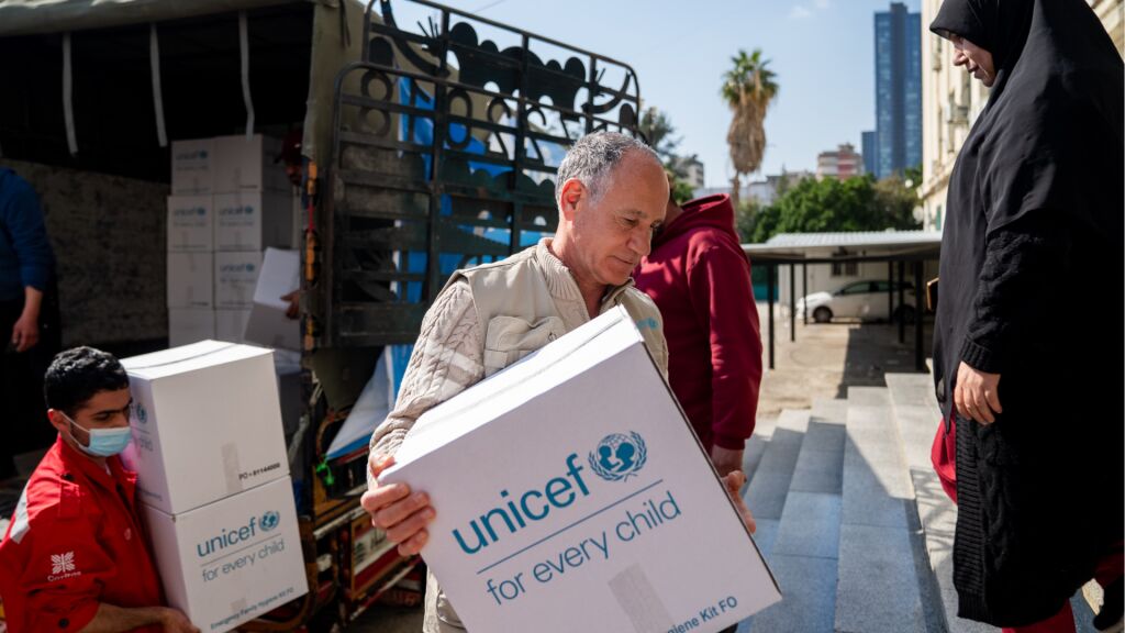 UNICEFin työntekijä jakamassa hätäaputarvikkeita Libanonissa.