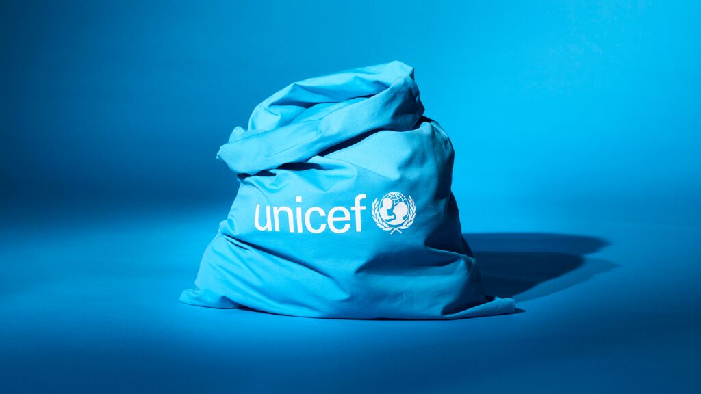 Sininen Unicef-lahjakassi syaaninsinistä taustaa vasten.